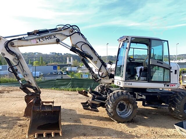 Wheeled Excavator Terex TW110 with two-piece offset boom and 3 buckets
