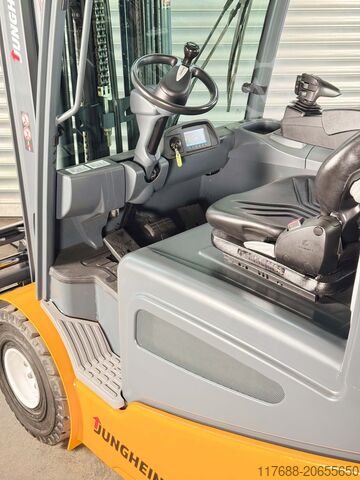 Medžiagų tvarkymo transporto priemonė Jungheinrich Service Neu - Batterie 82%-6,5m Hub- 2,5t-Triplex