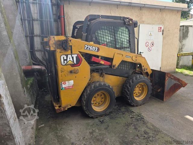 Utovarivač na točkovima CATERPILLAR 226D3 Lader mit Schwergutschaufel