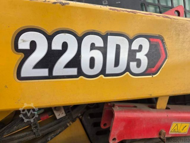 Utovarivač na točkovima CATERPILLAR 226D3 Lader mit Schwergutschaufel