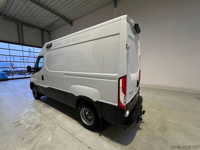 Komercijalno vozilo sa visokim krovom IVECO Daily 50C18 Kastenwagen *Navi*Ahk**