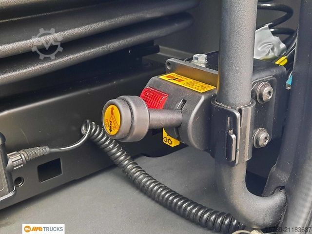 Camion de matières dangereuses SCANIA R 460 2-Kreis-Kipphyd Retarder Standklima 2xTank