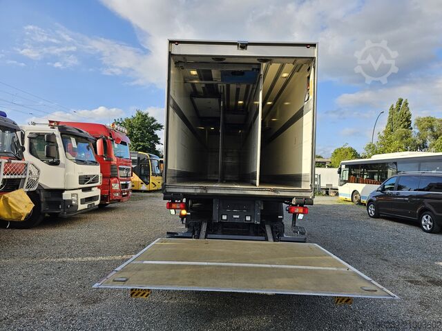 Truck with refrigerated box VOLVO FM330 6x2 FRIGOBLOCK Multizone Lenk u. L