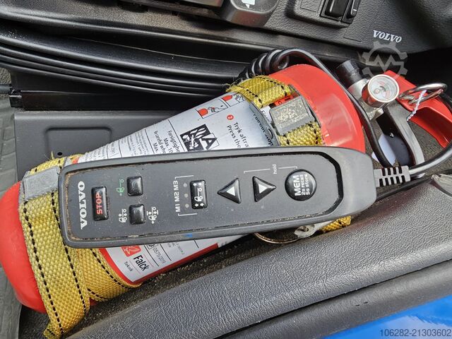 Truck with refrigerated box VOLVO FM330 6x2 FRIGOBLOCK Multizone Lenk u. L