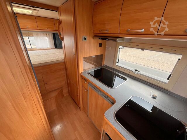 Daļēji integrēta kemperis ADRIA 670 SP - Festbett - Garage - 2 x Klima