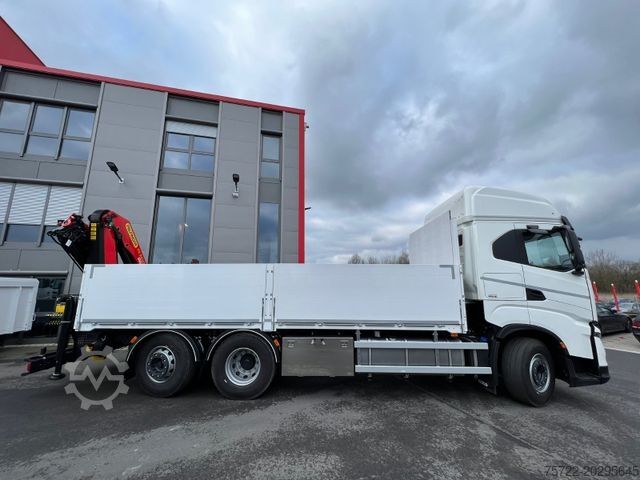 Crane yang terpasang pada truk IVECO S-WAY 490/BAUSTOFF/KRAN PALFINGER ODER FASSI