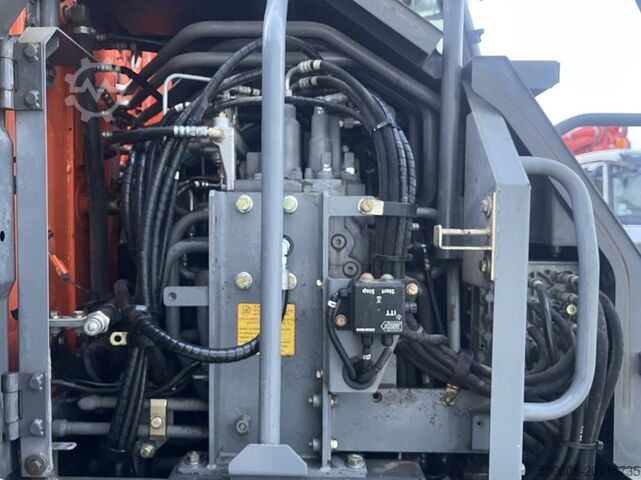 Escavatore gommato Hitachi ZX 140 W-3