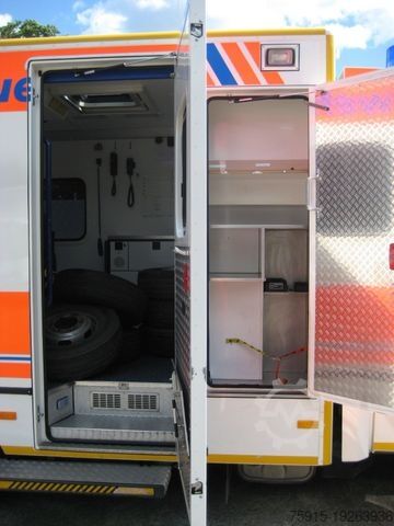 Fire truck MERCEDES-BENZ 616 D Vario Großraum-RTW Luftfederung *21000 KM*