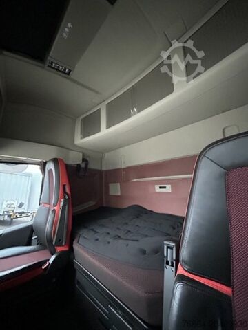 Autocamion pentru transport bușteni VOLVO FH 16 650 6X4 LANGHOLZZUG + DOLL M2K-9L NACHLäUFER MIT PALFINGER EPSILON S260C96, I-SHIFT, RETARDER,