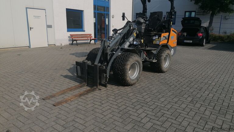 Hjólhleðslutæki GIANT G2700 X-tra HD with loader bucket and palletfork