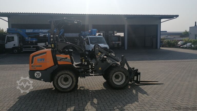 Hjólhleðslutæki GIANT G2700 X-tra HD with loader bucket and palletfork