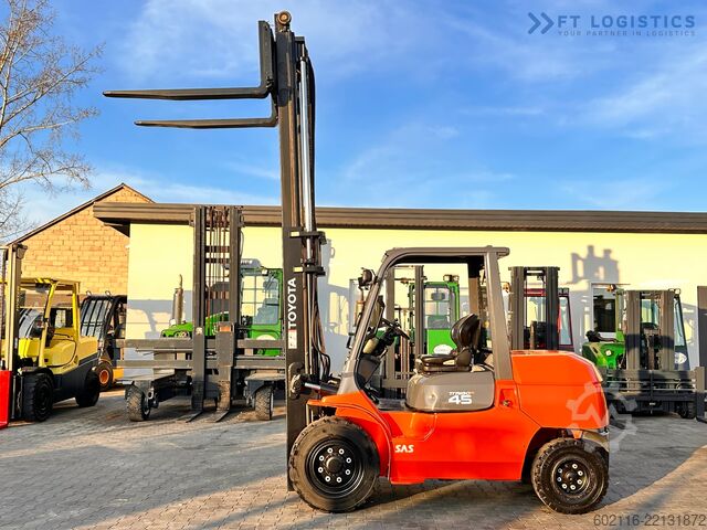 възможен мотокар Toyota 42-4FD40 / DIESEL / 4500KG / DUPLEX / FO