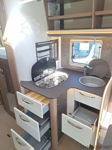 Pusiau integruotas kemperis BÜRSTNER Lyseo TD Harmony Line 727 G Hubstützen*Luftfeder