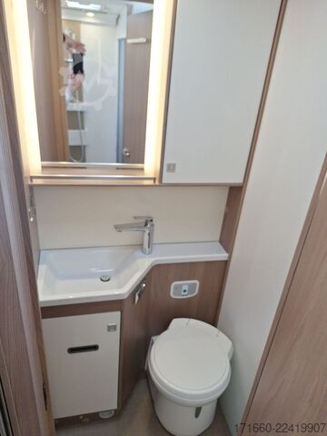 Pusiau integruotas kemperis BÜRSTNER Lyseo TD Harmony Line 727 G Hubstützen*Luftfeder