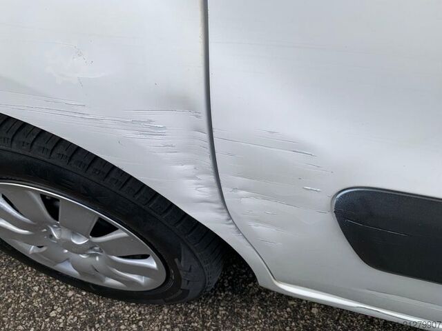 Kompaktni kombi Peugeot Partner  3 posti   Km: 144.200