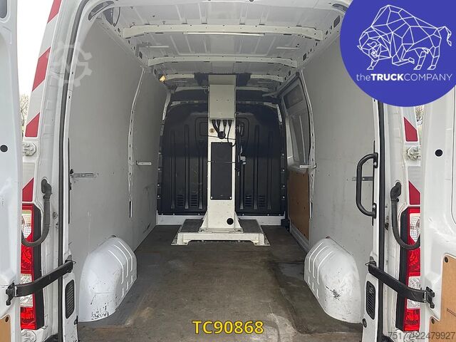 Piattaforma di sollevamento Renault Master 145.35 Nacelle