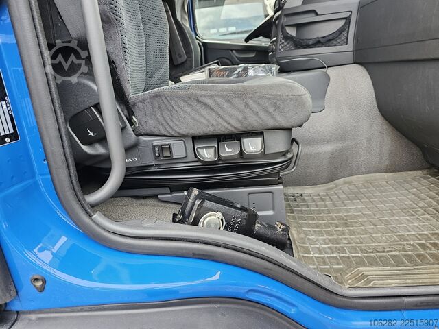 рефрижераторний вантажівка Volvo FM330 Multizone Lenk u. Kühlkoffer