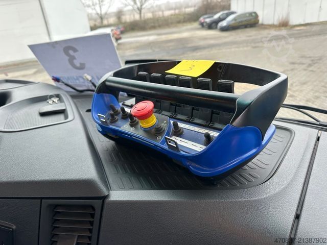 Haakarm vrachtwagen MERCEDES-BENZ Arocs 3243 8x2 / M-Tec HLS 20 Silosteller + Funk