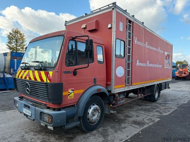 Camion caisson MERCEDES-BENZ SK 1422 / V6  Motor  / STEEL suspension LAMES