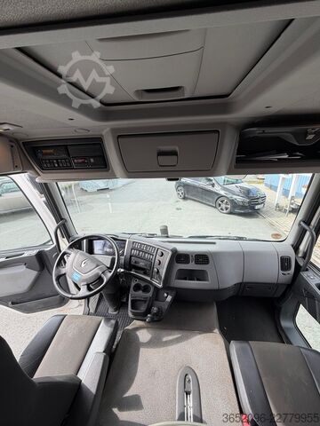 Skříňový nákladní automobil Renault D 240