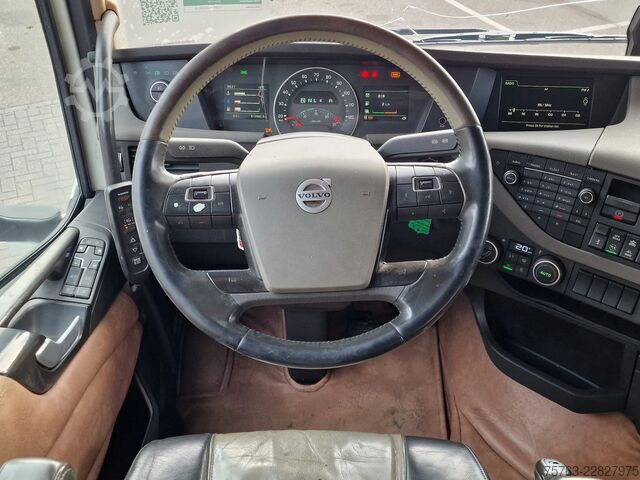 Превоз на едър рогат добитък Volvo FH 13.500 Globetrotter 8x2*6 - 3 deck livestock...