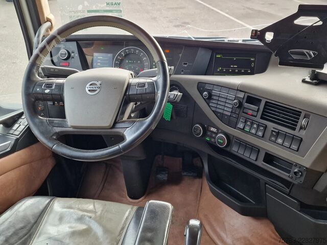 Превоз на едър рогат добитък Volvo FH 13.500 Globetrotter 8x2*6 - 3 deck livestock...