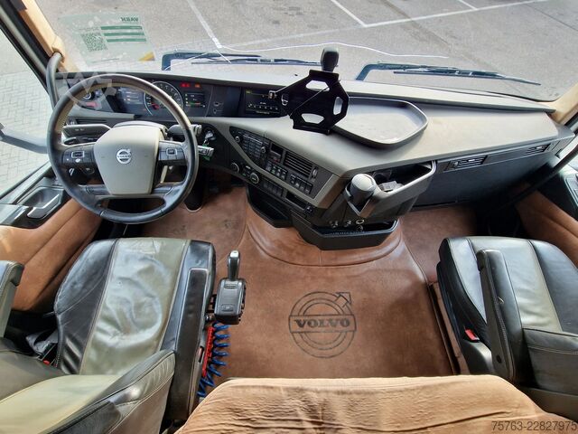 Transport de bétail Volvo FH 13.500 Globetrotter 8x2*6 - 3 deck livestock...