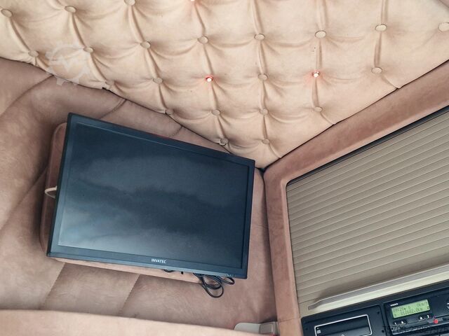 Transport de bétail Volvo FH 13.500 Globetrotter 8x2*6 - 3 deck livestock...