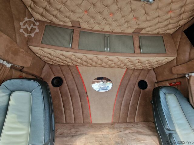 Transport de bétail Volvo FH 13.500 Globetrotter 8x2*6 - 3 deck livestock...