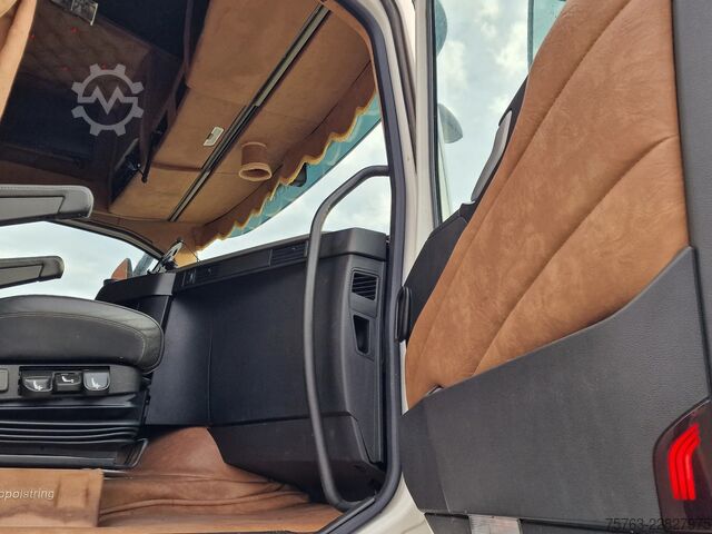 Transport de bétail Volvo FH 13.500 Globetrotter 8x2*6 - 3 deck livestock...