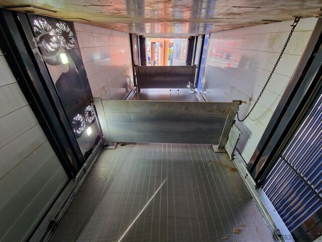 Transport de bétail Volvo FH 13.500 Globetrotter 8x2*6 - 3 deck livestock...