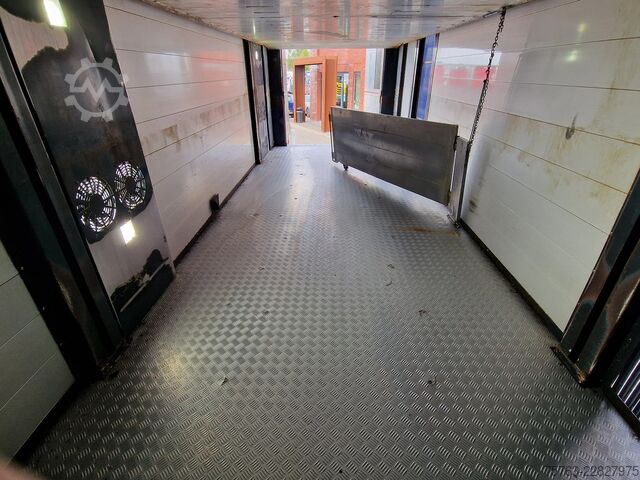 Transport de bétail Volvo FH 13.500 Globetrotter 8x2*6 - 3 deck livestock...