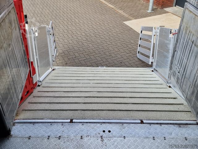 Transport de bétail Volvo FH 13.500 Globetrotter 8x2*6 - 3 deck livestock...