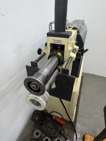 Machine à sertir et à rabattre les bords OSTAS KMRH 4,0