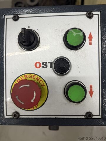 Machine à sertir et à rabattre les bords OSTAS KMRH 4,0