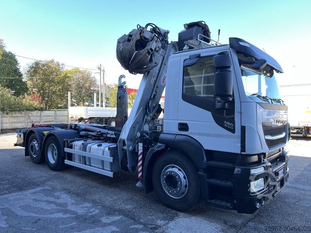 Lori hooklift dengan kren Iveco Stralis 480