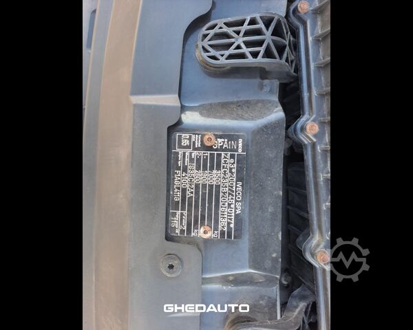 미니버스 IVECO 35C16 CON SPONDA CARICATRICE POSTERIORE