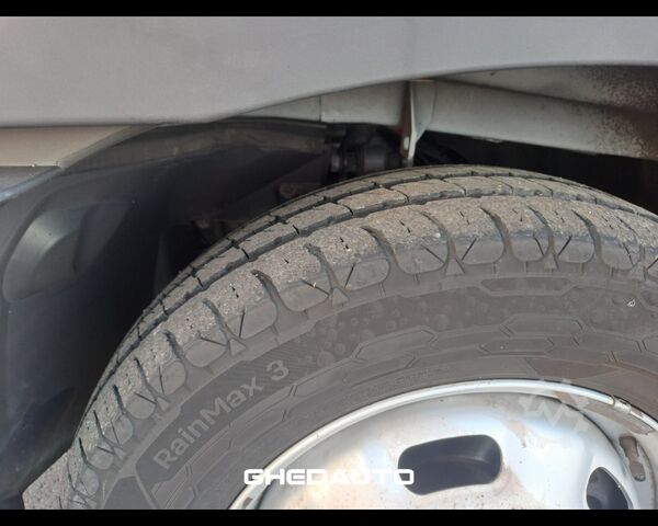 미니버스 IVECO 35C16 CON SPONDA CARICATRICE POSTERIORE