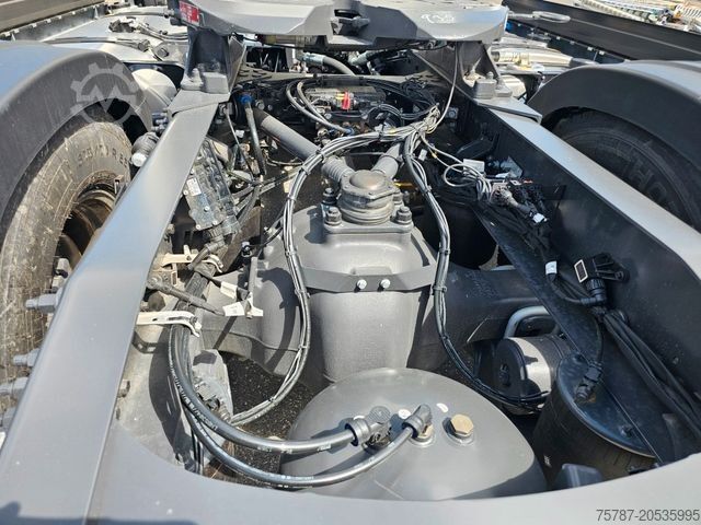 Standard tractor unit VOLVO Volvo 460 neues Modell, full Option, 2 Kreis Hyd