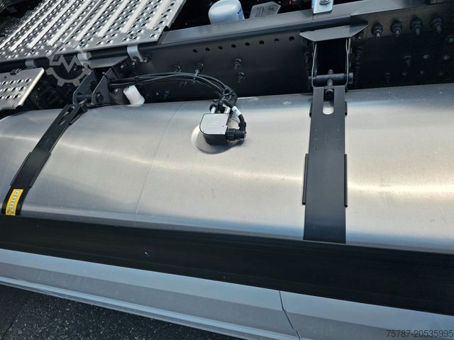 Standard tractor unit VOLVO Volvo 460 neues Modell, full Option, 2 Kreis Hyd