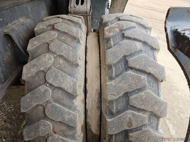 Tekerlekli ekskavatör LIEBHERR A 904-2 C Litronic mit fahrbarer  Kabine, Klima