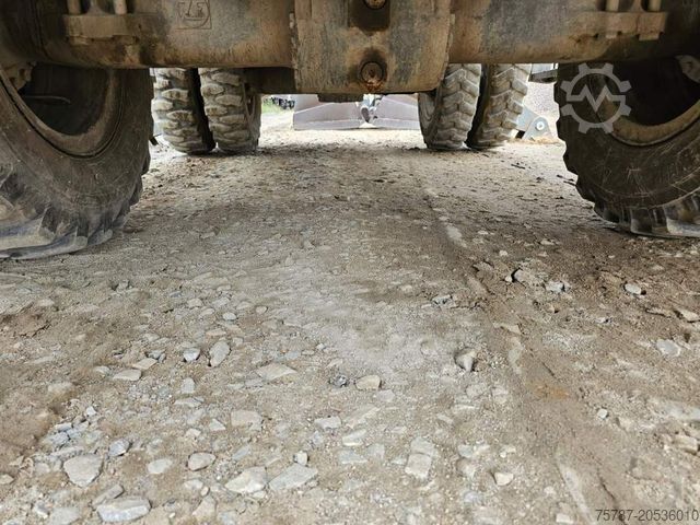 Tekerlekli ekskavatör LIEBHERR A 904-2 C Litronic mit fahrbarer  Kabine, Klima