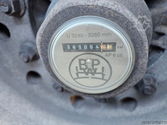 Tanker semitrailer VAN HOOL Tankchassis + Tankcontainer,363.054 Km