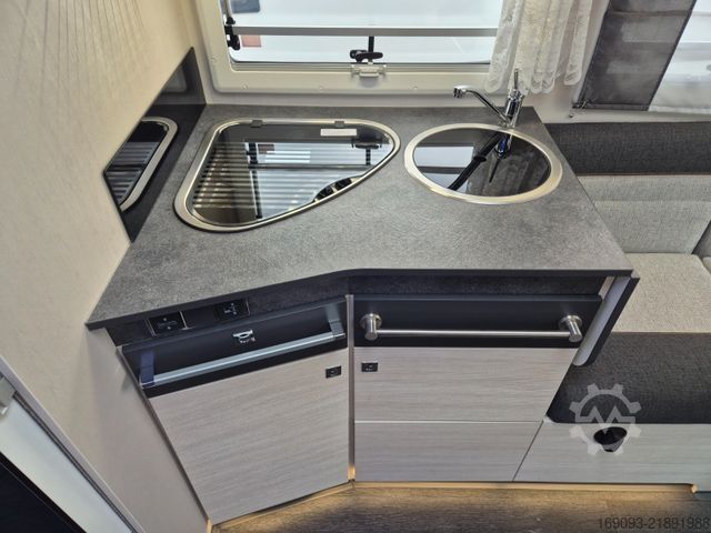 Pusiau integruotas kemperis CHAUSSON 650 VIP *Hubbett*Smart-TV*Luftfeder*Navi*Solar
