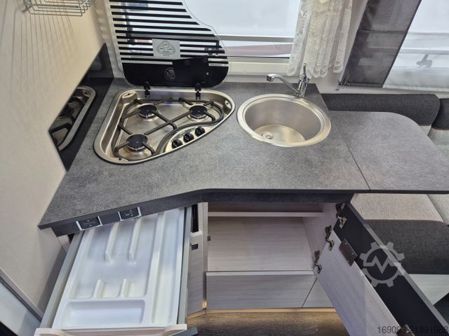 Pusiau integruotas kemperis CHAUSSON 650 VIP *Hubbett*Smart-TV*Luftfeder*Navi*Solar