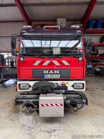 Spezial-LKW MAN LE 10.220 4x4 Feuerwehr Ölspurmaschine