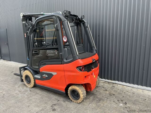 Elektryczny wózek widłowy 4-kołowy Linde E30-01