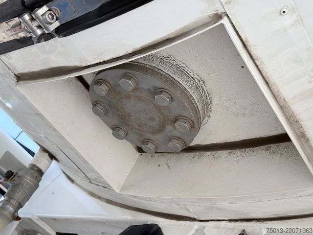 टैंकर सेमी-ट्रेलर KÄSSBOHRER V2A 28 cbm, APOLLO-Pumpe, Leer nur 5,5 to.