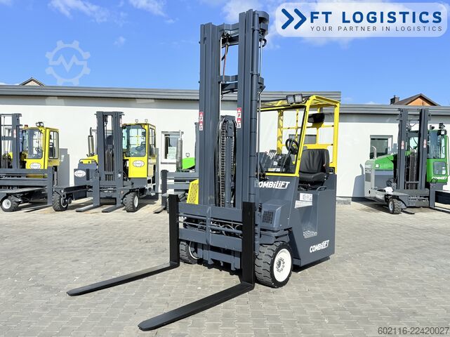 Carrello elevatore a 4 direzioni Combilift CB4500 GAS TRIPLEX 6400 FORK POSITIONER