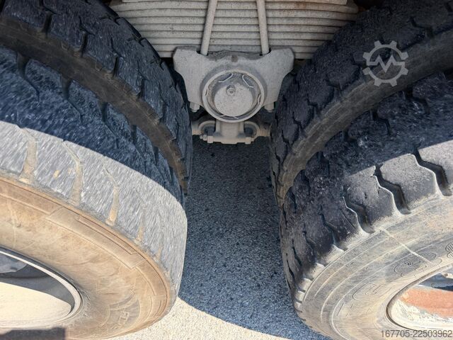 Betonmixer vrachtwagen Iveco Trakker 450